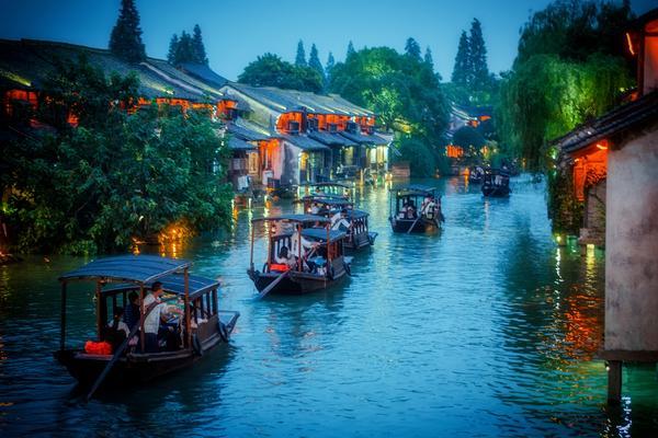 《探究酒店服务礼仪在现代旅游业中的重要性：市场调研报告》图1